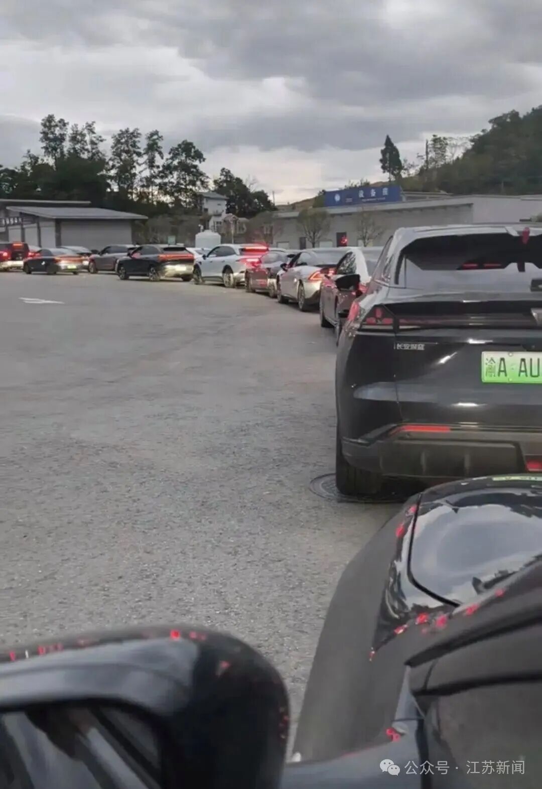 高速路服务区排队状态 图源：视频截图