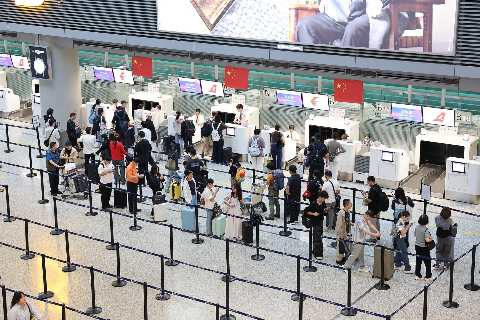 ▲2026年9月30日，旅客选择乘坐飞机出行。图据视觉中国