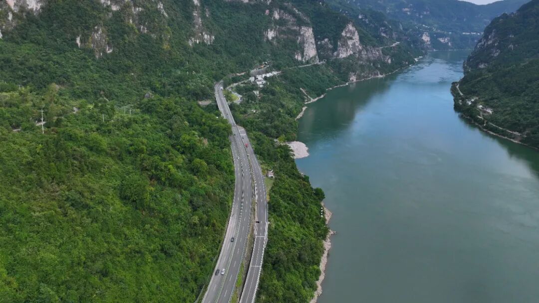 ▲ 依江而建的三峡专用公路