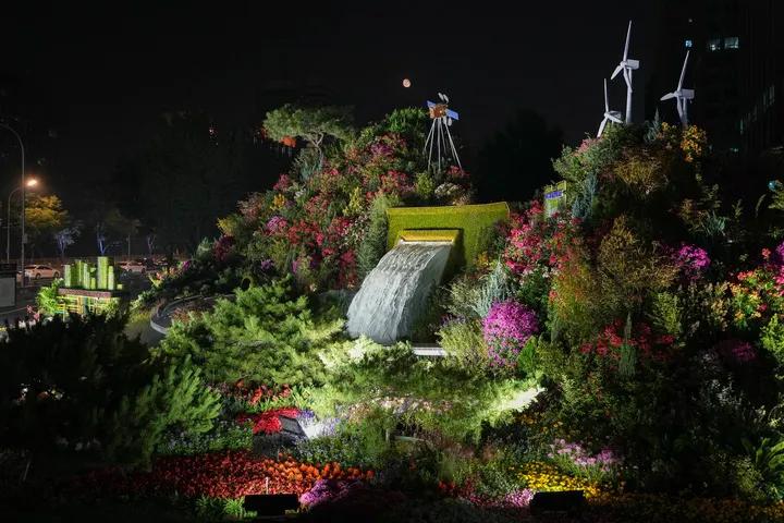这是位于北京东单东南角的“绿色发展”花坛夜景（9月29日摄）。新华社记者 鞠