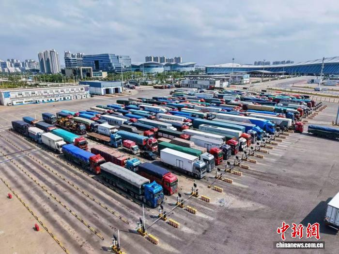 10月1日，貨車在瓊州海峽有序待渡。珠江航務管理局 供圖