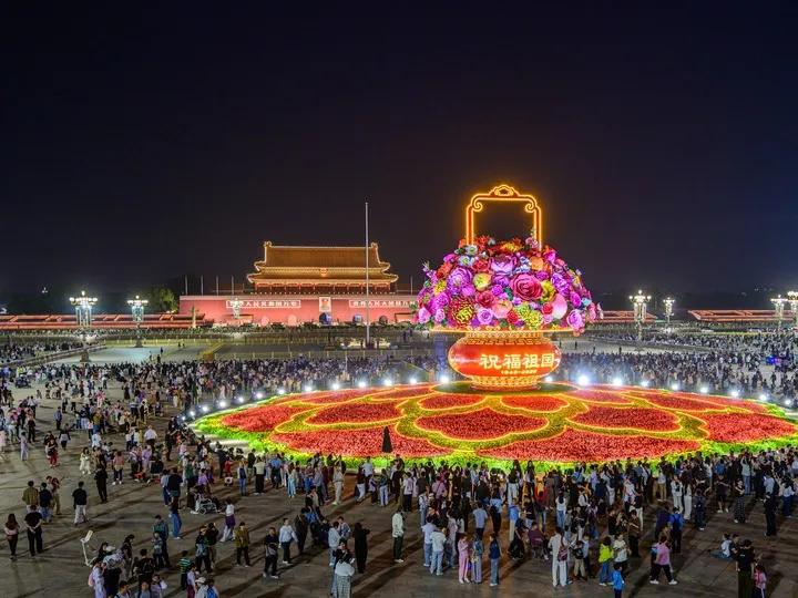 天安门广场“祝福祖国”巨型花篮夜景（9月25日摄）。（北京城建集团供图）