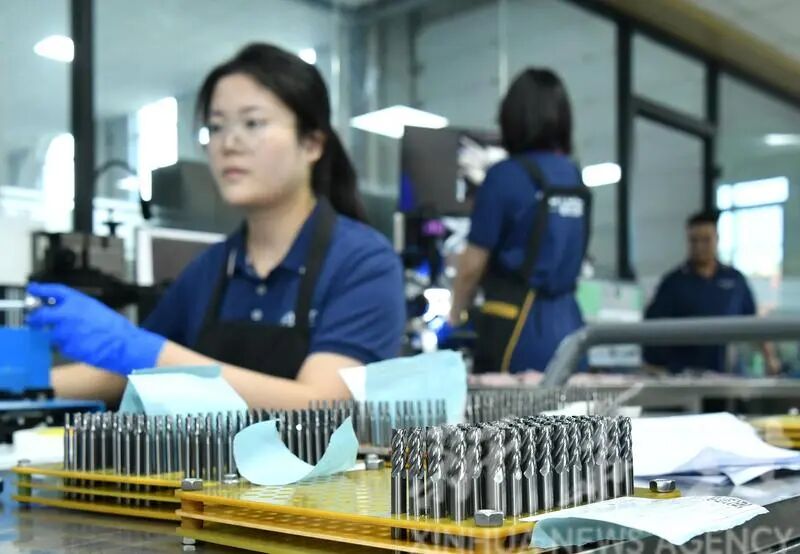 9月7日，工人在位于任丘市的河北速优特精密工具有限公司生产车间内工作。新华社发 牟宇 摄
