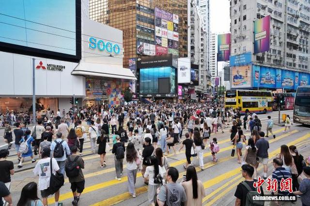 10月3日，正值内地国庆假期，众多访港旅客来到香港铜锣湾商圈购物消费。 中新社记者 张祥毅 摄
