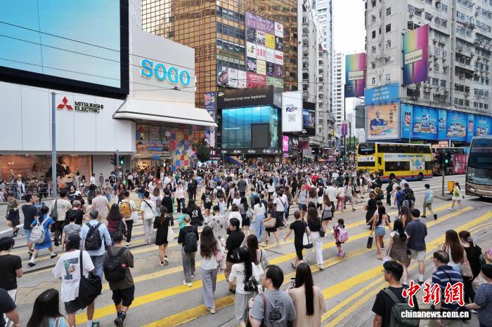 10月3日，正值内地国庆假期，众多访港旅客来到香港铜锣湾商圈购物消费。　中新社记者 张祥毅 摄