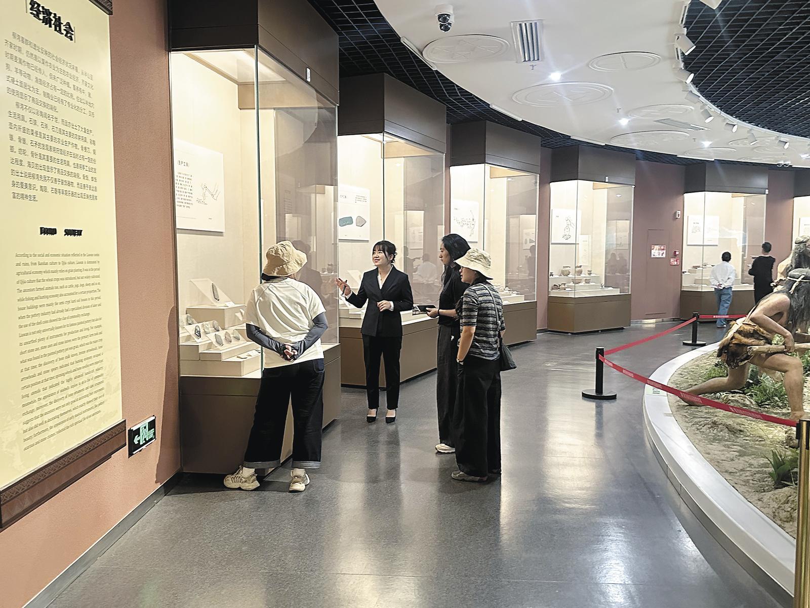 假期游客走进青海柳湾彩陶博物馆。青海省博物馆供图