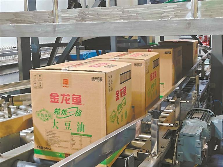 打包好的豆油进入立体库。