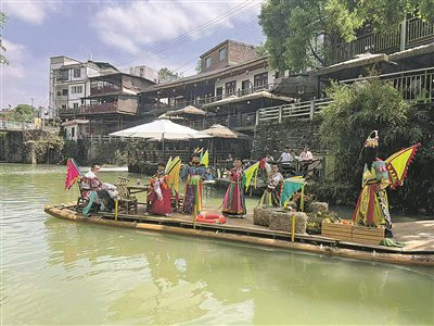 车田地戏队在排练水上地戏。 贵阳日报融媒体记者 石照昌 摄