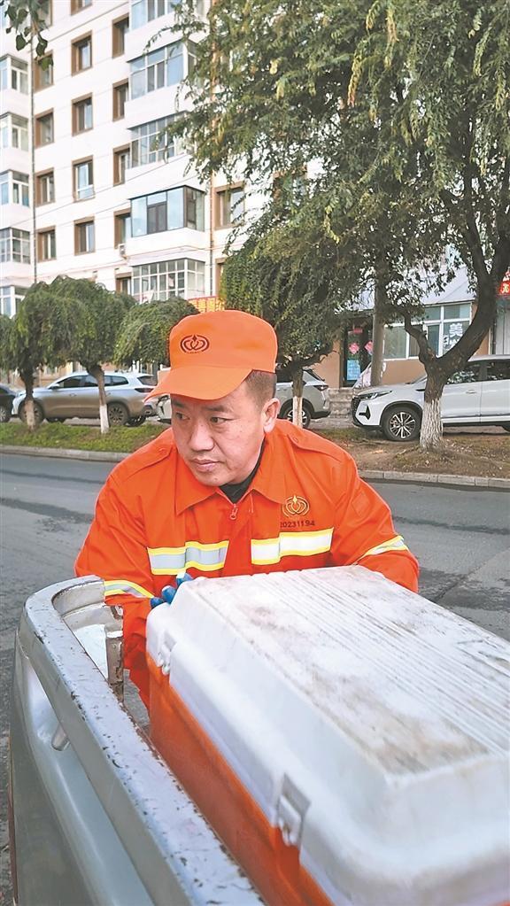 胡大鹏给环卫工人送饭。