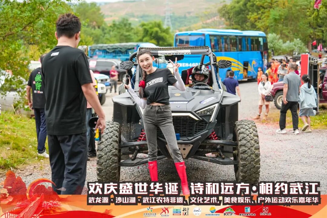 游客打卡拍照。