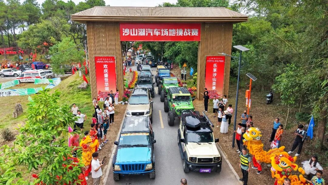 发车仪式现场。