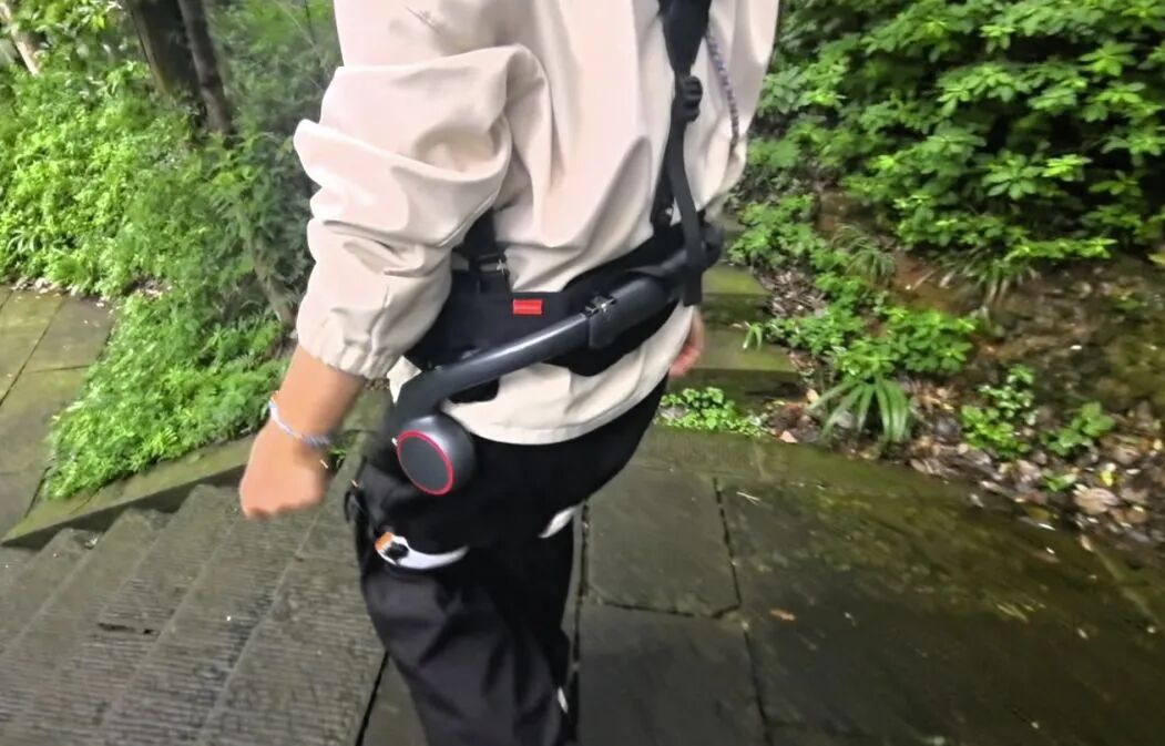 身着“外骨骼”下台阶，一档或二档更适合。图片来源：每经记者 温梦华 摄