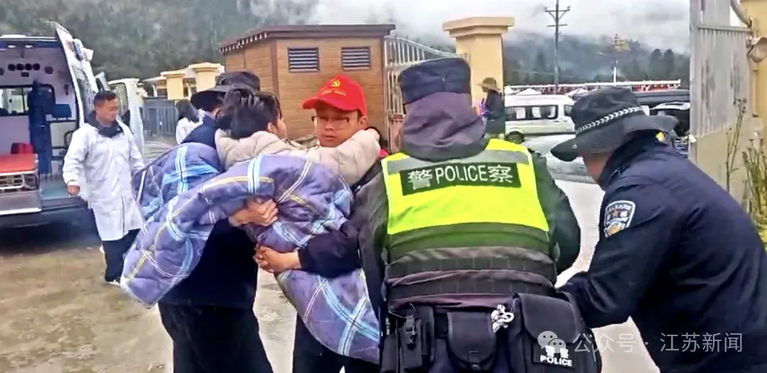  警民合力救援游客