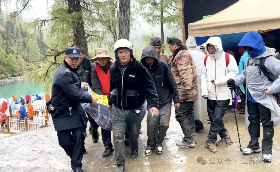 警民合力救援游客脱险