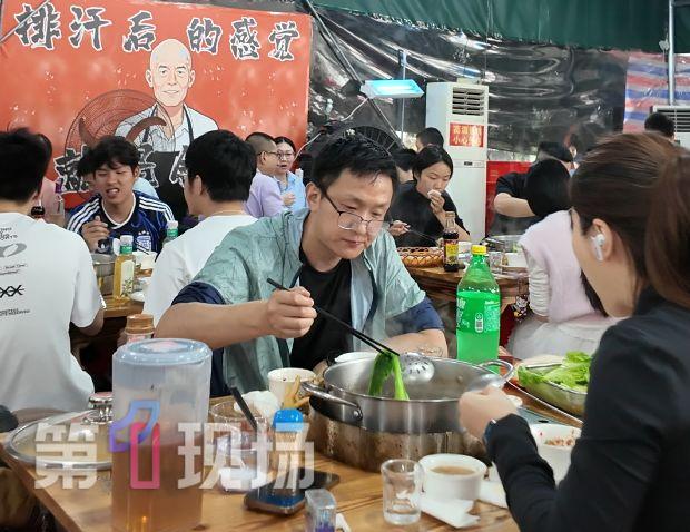 莫氏鸡煲分店计划泡汤,莫叔平静回应:为了养鸡场,儿女都已辞职,还砸了600万(图2) 莫氏鸡煲分店计划泡汤,莫叔平静回应:为了养鸡场,儿女都已辞职,还砸了600万(图2)