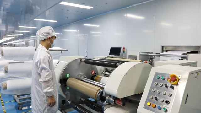 （湖南锂都固态电解质隔膜生产线。企业供图）
