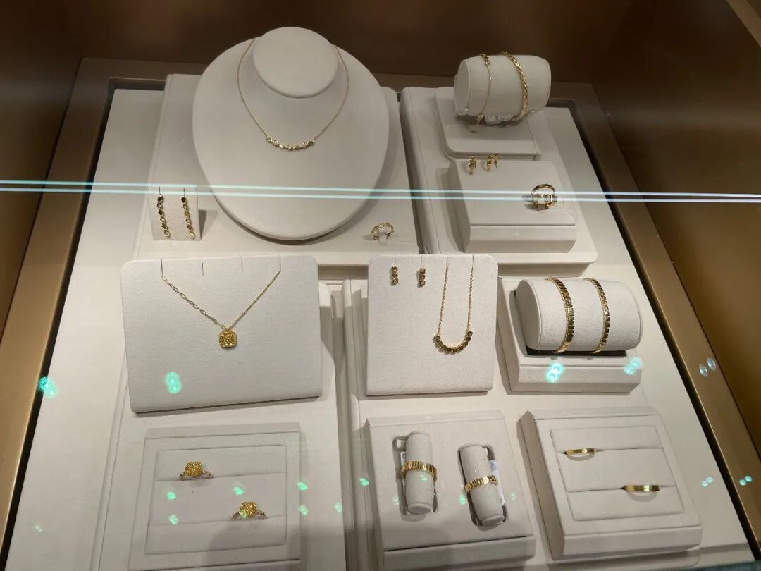 黄金品牌线下门店内售卖的金饰。
