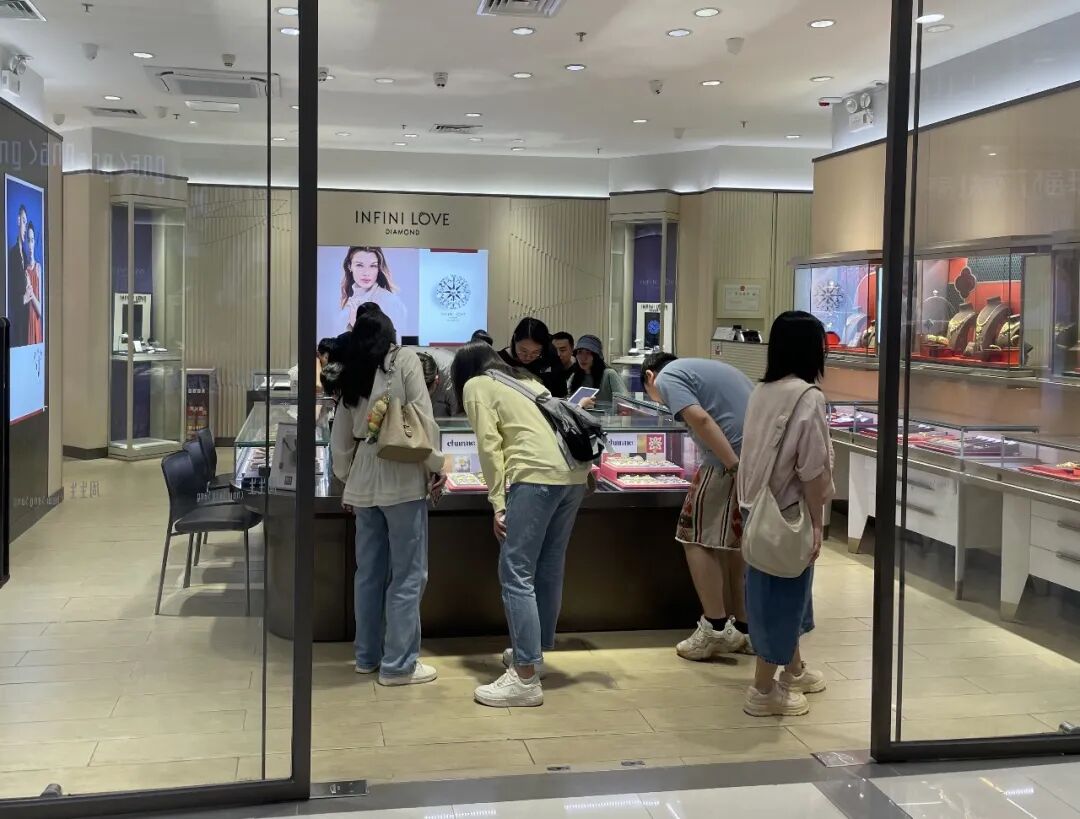 不少街坊在金店挑选金饰。