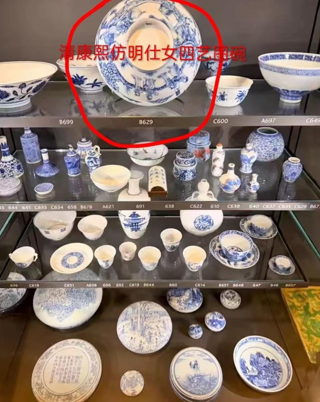 ▲被传损坏的瓷器原来展放的位置 网友图片