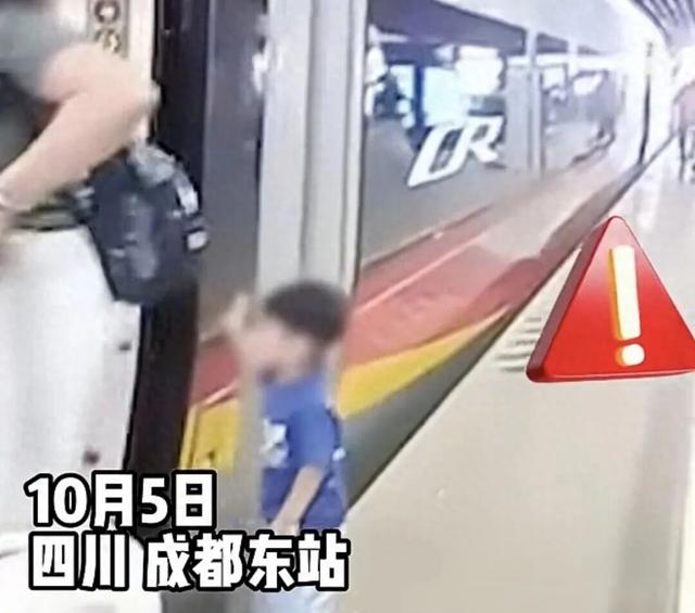 惊险一幕！幼童上车时不慎跌入列车与站台间的缝隙。危急时刻，乘警李彦蓉与家长迅速合力救援，万幸孩子平安无事。提醒家长：带孩子乘车，一定牵紧手、留意脚下！@成都铁警