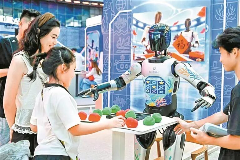 和游客互动的机器人。图片来源:智元供图