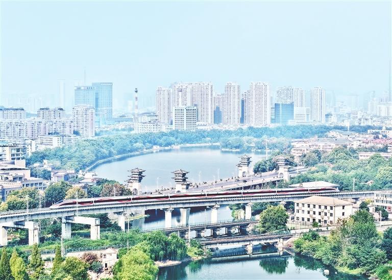 中欧班列图定线路达96条,全国铁路实行新货物列车运行图