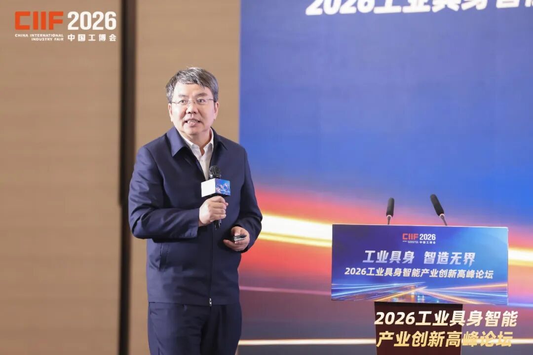 从左至右依次为：丁汉、董凯、金石、邢伯阳以及圆桌