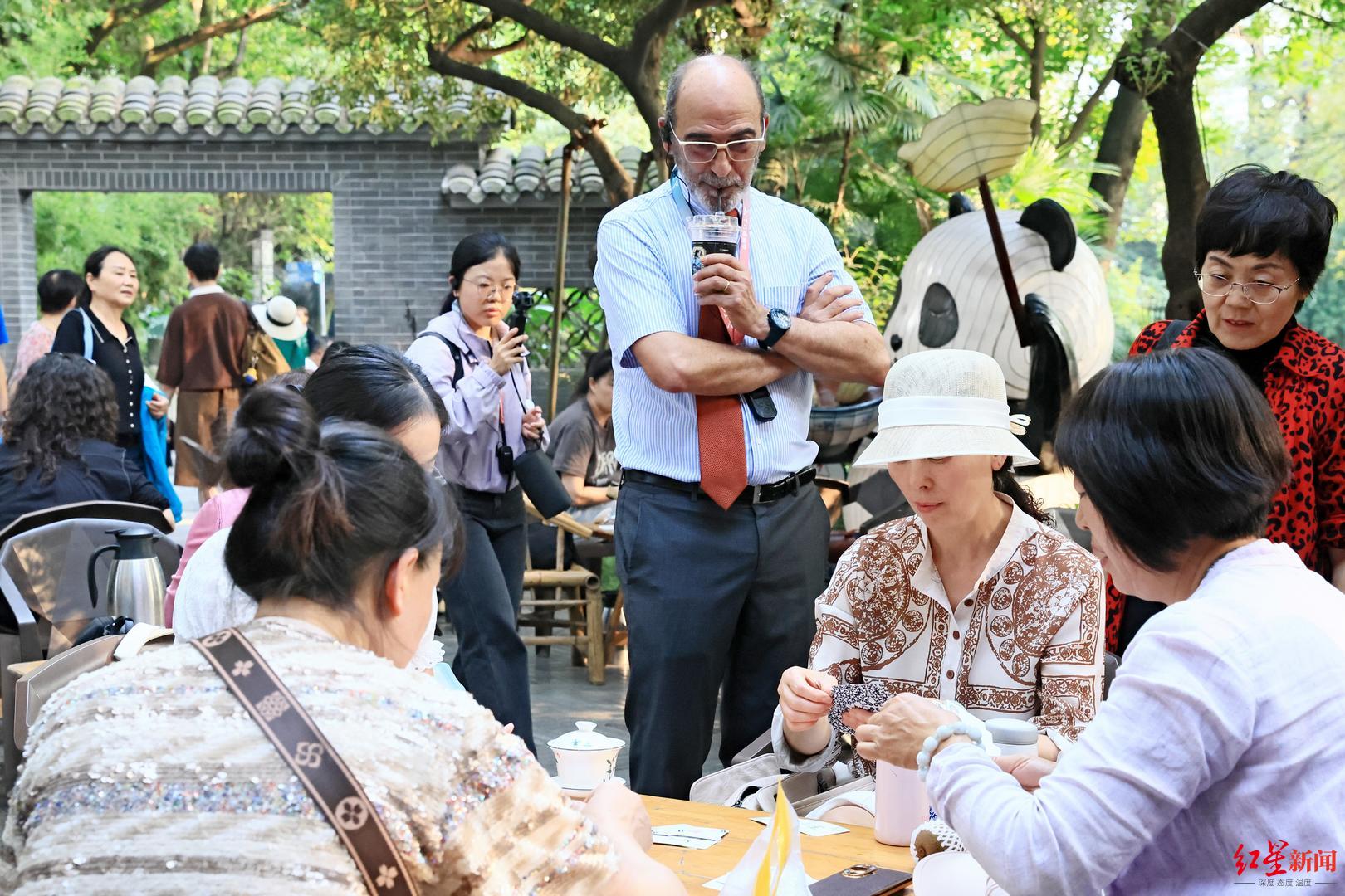▲调研团一行参观人民公园