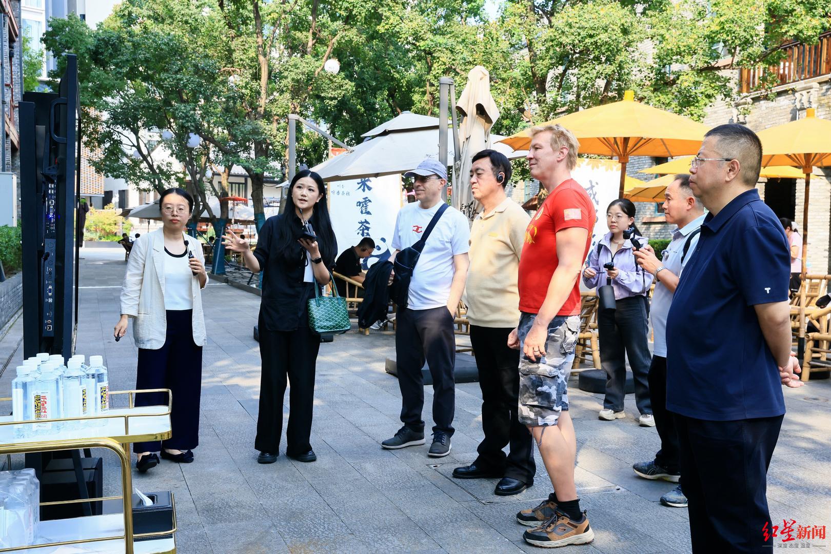 ▲调研团一行参观祠堂街历史文化街区