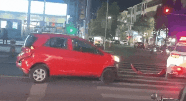 “老头乐”多次撞击警车 警方通报
