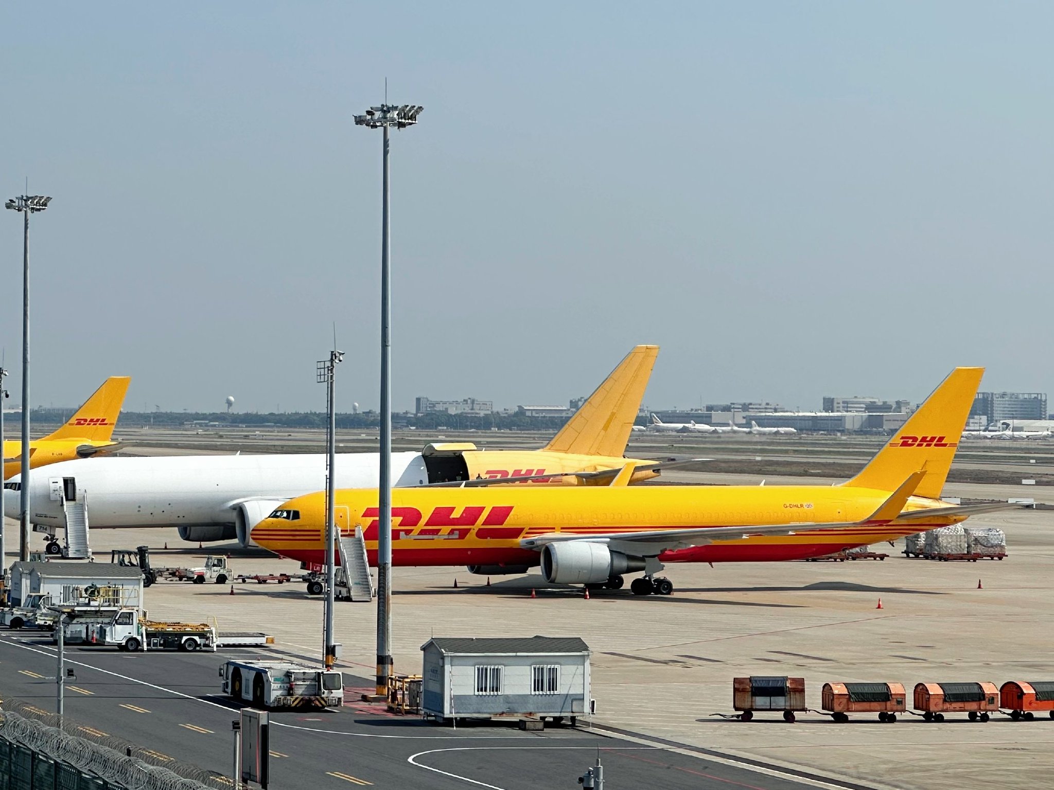DHL货机停靠在上海浦东国际机场货运区