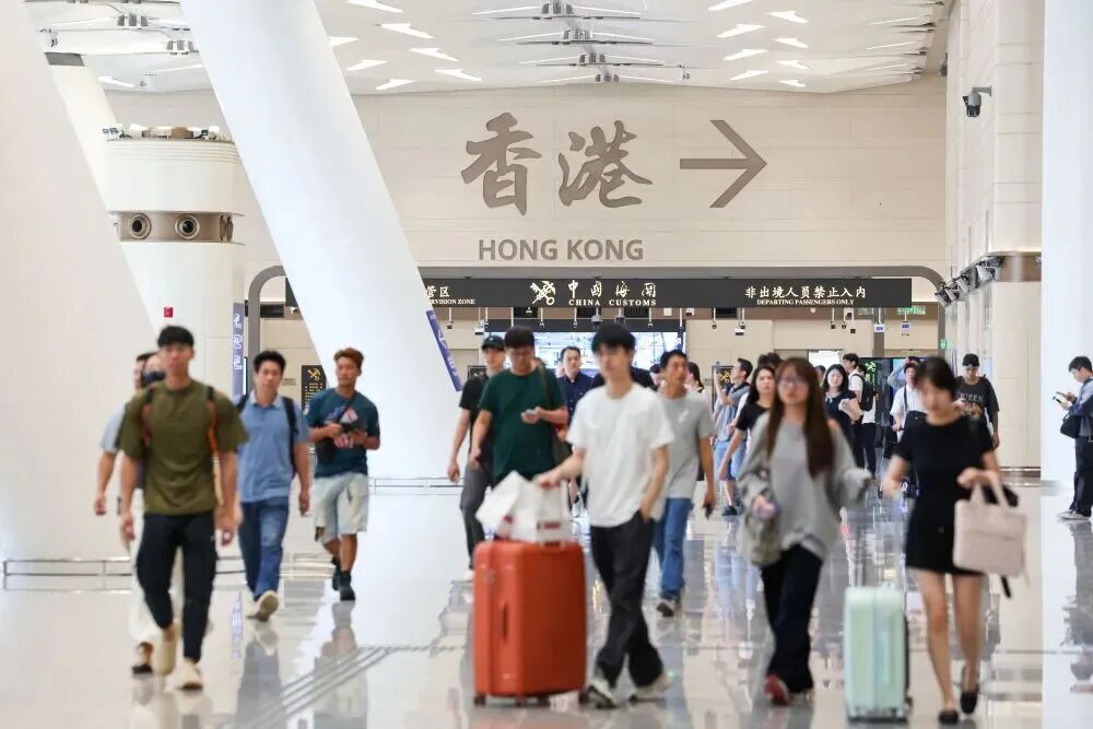 ▲10月12日，旅客从皇岗口岸出境前往香港。图源：新华社