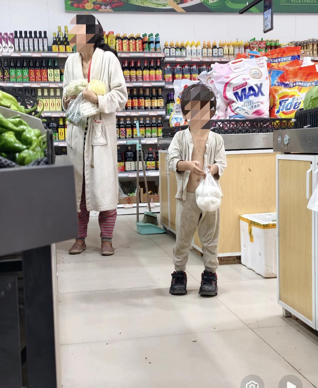 ▲网友拍摄到这对母子在超市购物的画面