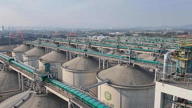 廊道穿梭、筒仓林立，自动化廊道实现粮食&ldquo;不落地&rdquo;转运。朱马烈/摄