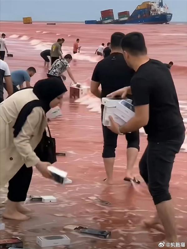 客服回应大量iPhone漂浮海面