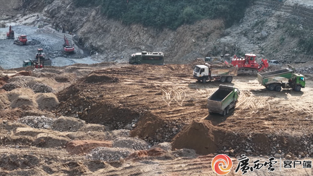 目前，桂林灌阳抽蓄工程形象进度已超30％，图为工程下水库区域正在进行大坝填筑施工。张海园 摄