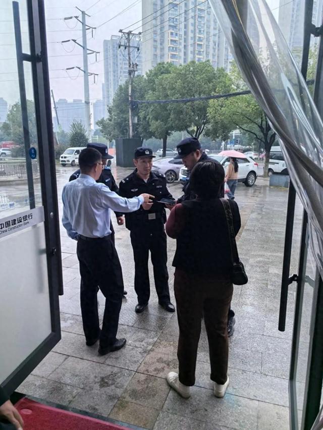 图为建行武汉将军路支行工作人员积极协助配合公安机关做好伪造银行存储介质诈骗事件调查。