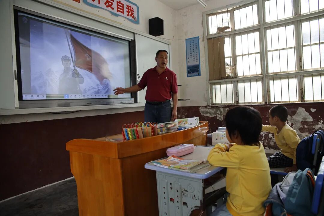 塘洞小学师生在课堂上讲述红色故事。通讯员莫京霖  摄