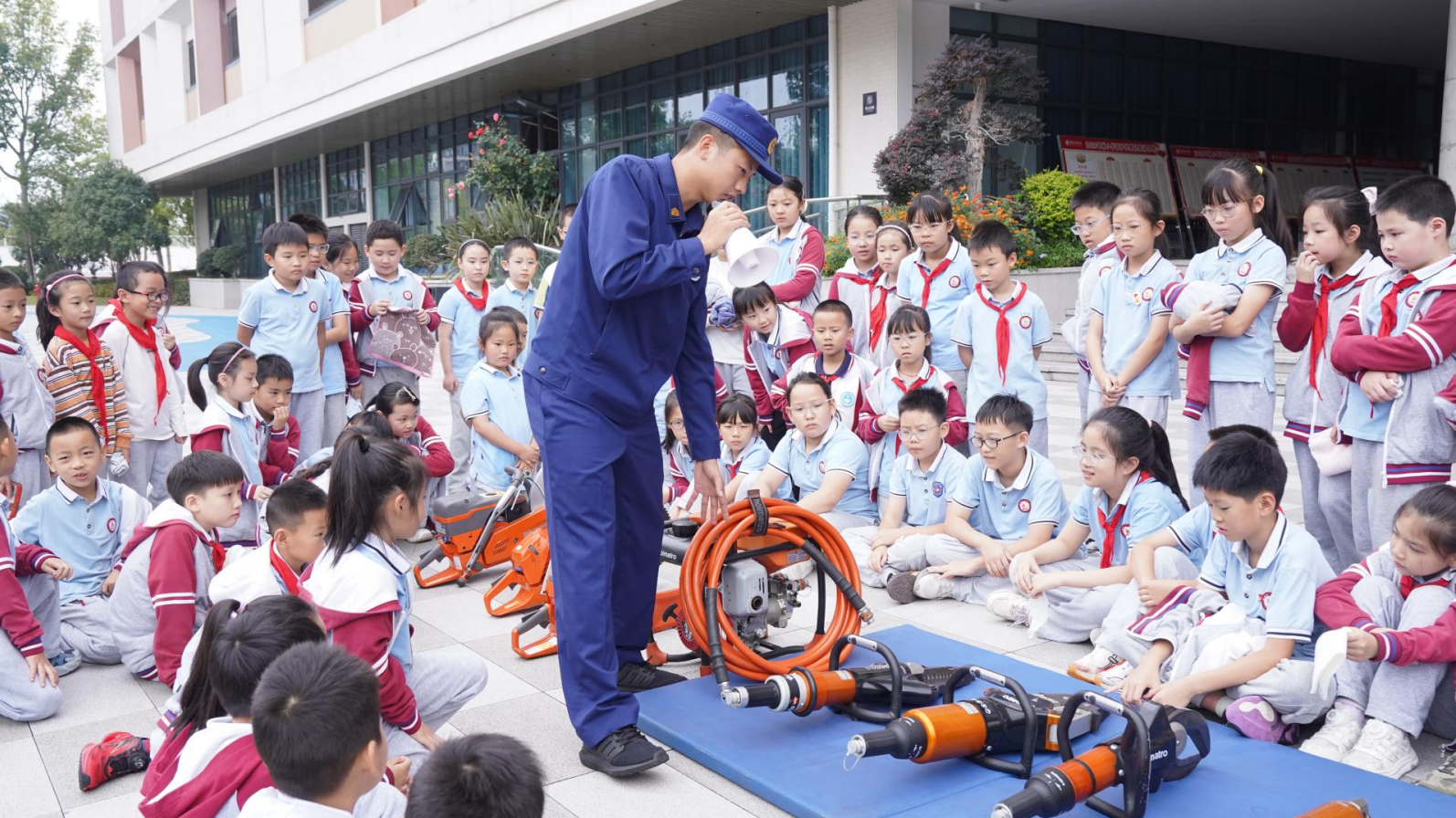 Spiders Powerpoint 绵阳富乐学校小学部开展2026年秋季消防应急疏散演练活动_新浪财经_新浪网