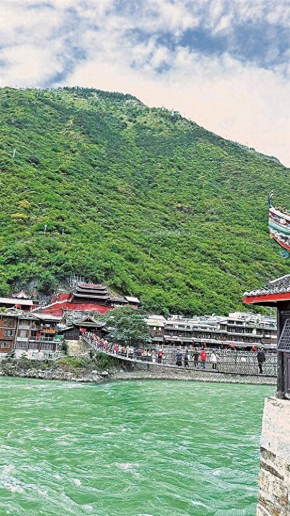 四川泸定县泸定桥景区游人如织。姚晓丹摄/光明图片