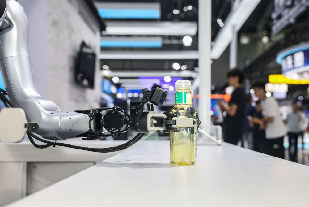 在2026世界制造业大会机器人和具身智能展区零次方展台上，机器人为观众递送饮品。新华社记者 常能嘉 摄