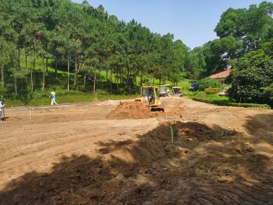 南沙球会山场2号果岭， 原基础坡度太大，又没有很多石头。 一次性降低原场地坡度，使果岭坡度一次到位。