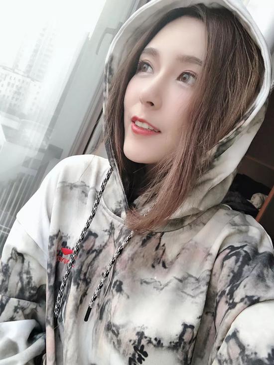 rita冯雨   英雄联盟官方解说 & lpl女神解说