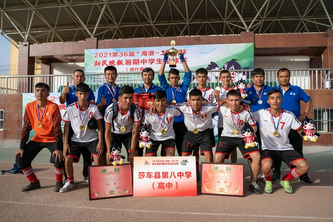 巴楚三中莎车八中问鼎新民晚报足球赛新疆赛区冠军