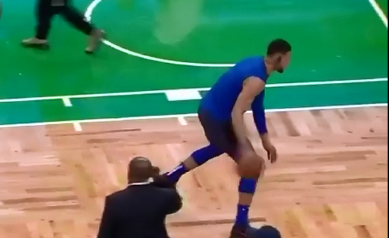 球感太棒！西蒙斯胯下运球