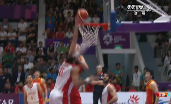 霸气！周琦战斧劈扣哈达迪