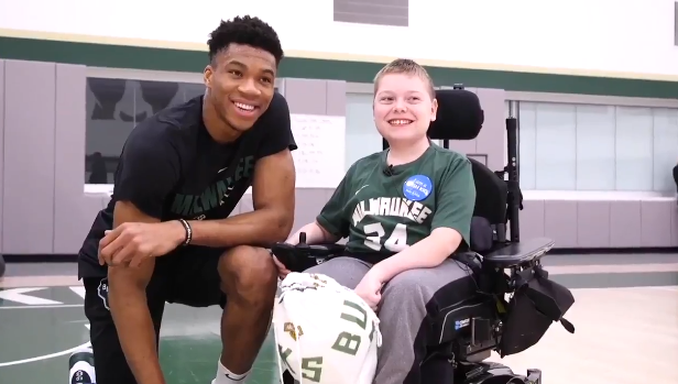 字母哥领衔雄鹿全队献爱心