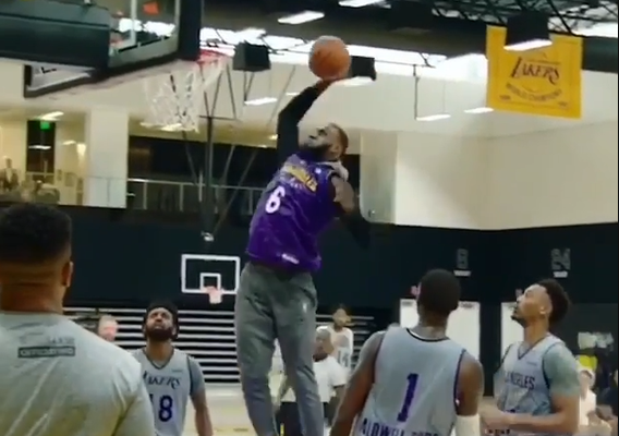 隆多快攻连线詹皇暴扣