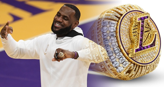 湖人总冠军戒指颁奖仪式 詹姆斯戴大钻戒笑开花