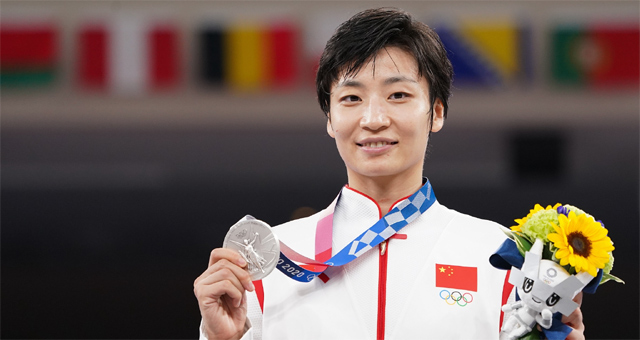 空手道女子61公斤级尹笑言摘银